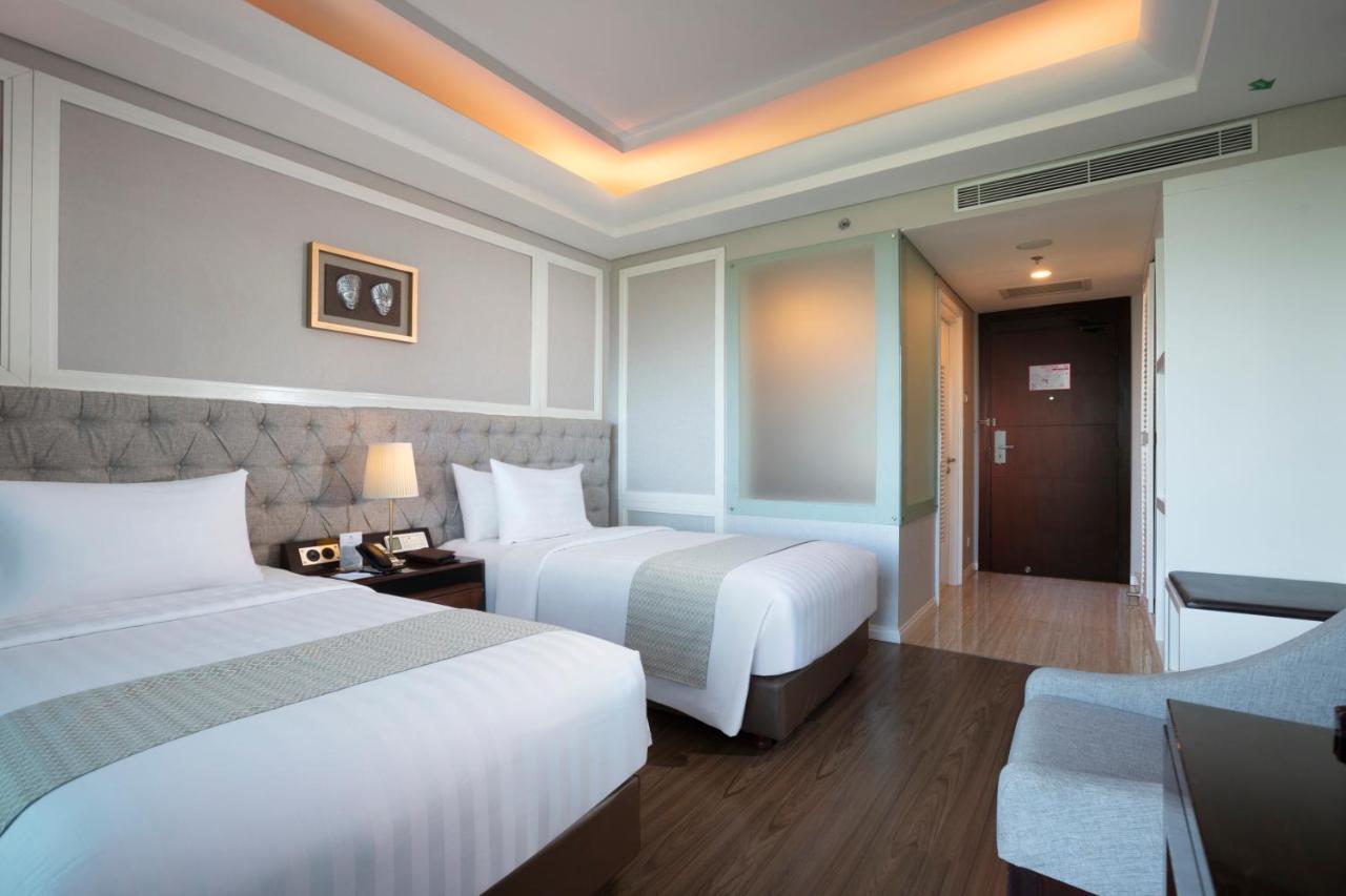 Hotel Wyndham Panbil Batam Esterno foto