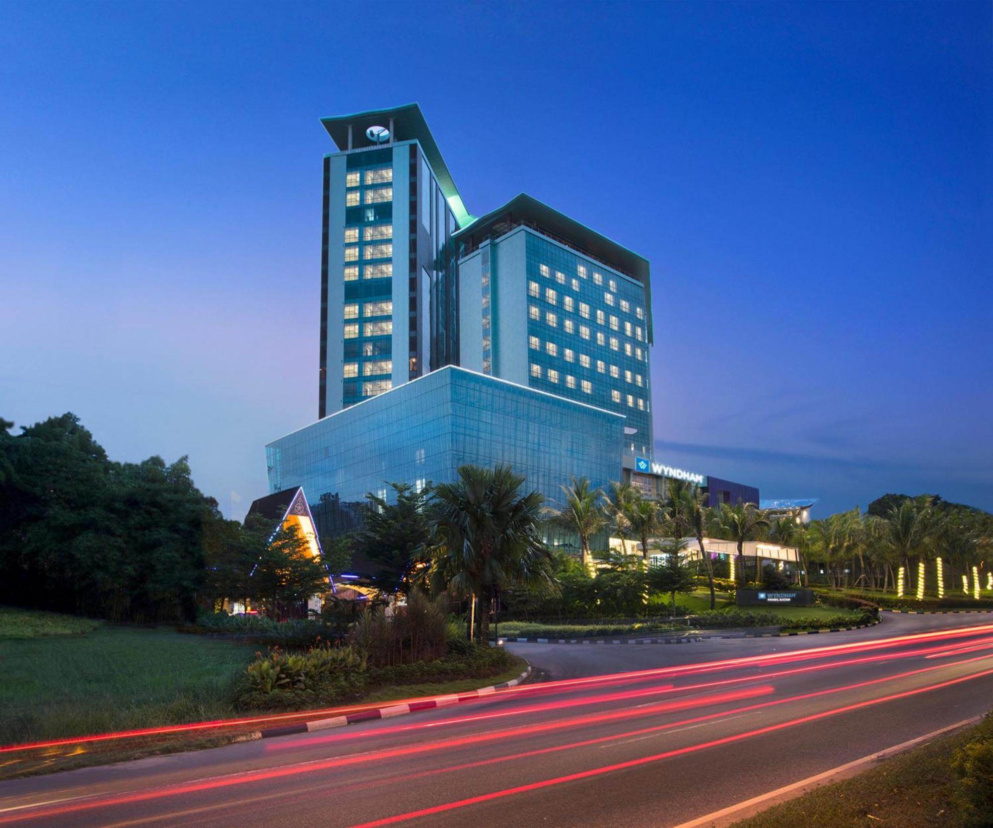 Hotel Wyndham Panbil Batam Esterno foto